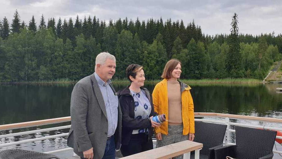 Matti Semi, Hanna Holopainen ja Mari Holopainen laivassa. matkalla Linnansaaren kansallispuistoon.